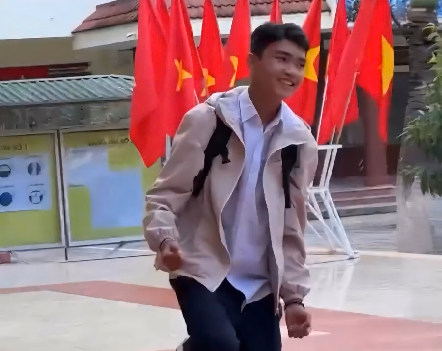 Học sinh Đắk Lắk trúng tuyển THPTด้วย điểm thấp, hạnh phúc vỡ òa khi biết mình đỗ