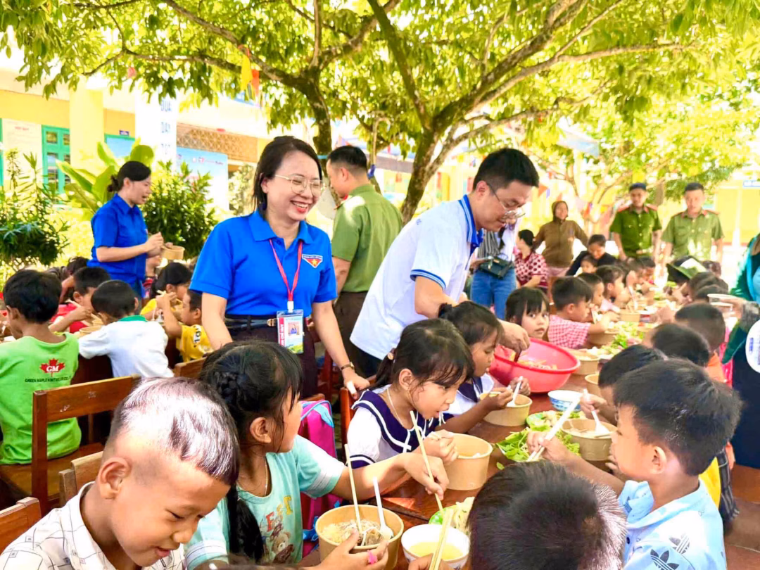Huế: Nấu ăn cho em, tặng quà ấm áp tại Trường tiểu học Hương Hữu