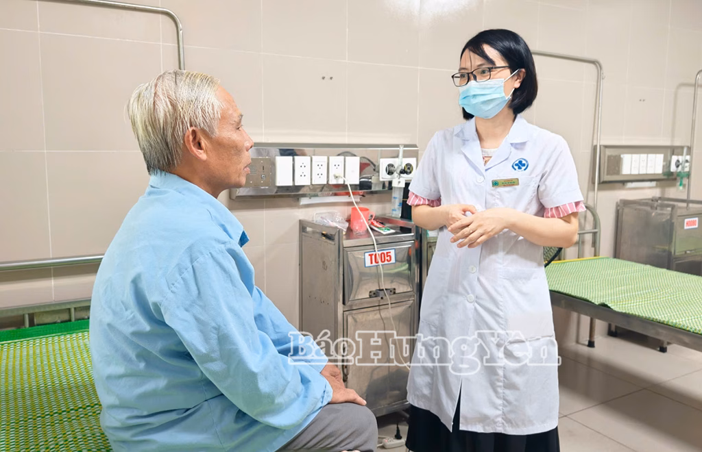 Bác sĩ Khoa Truyền nhiễm, Bệnh viện Đa khoa Thái Bình hỏi thăm sức khỏe bệnh nhân.