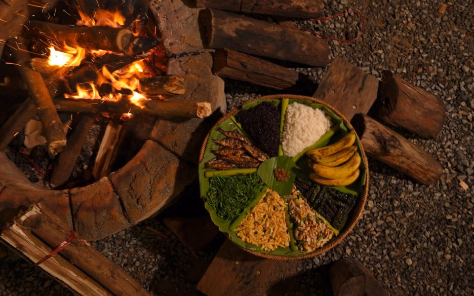 Các món ăn, thức uống mang đậm vị của người Tà Ôi như cá suối, rau rừng, thịt khô gác bếp, rượu cần, bánh a quát, a chót và cơm lam.