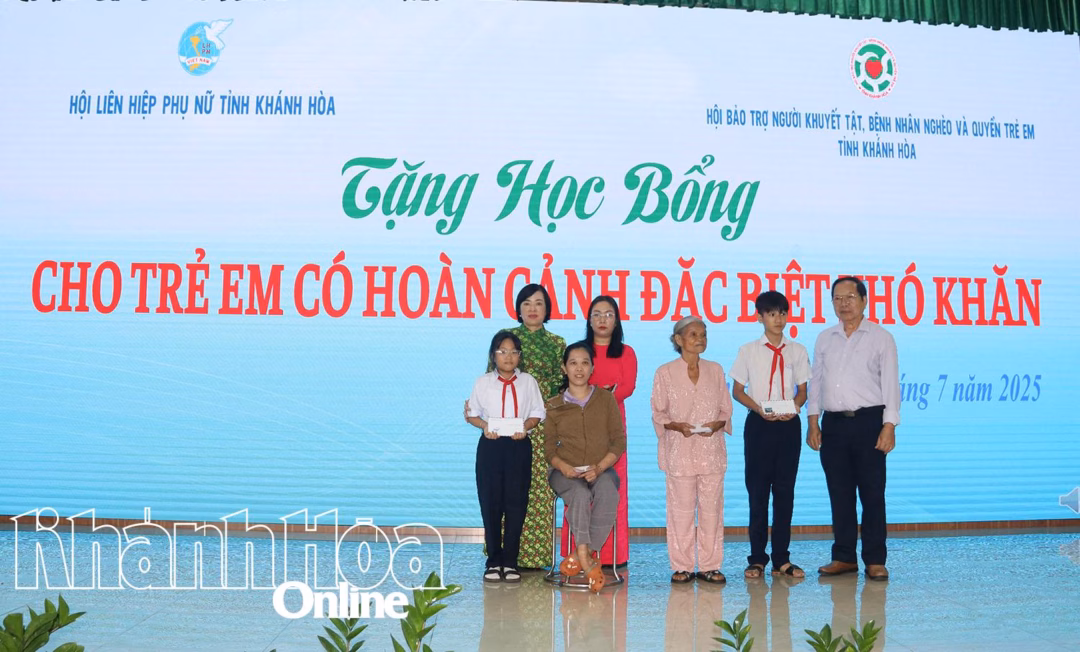 Các mạnh thường quân tặng học bổng, quà cho trẻ em mồ côi và phụ nữ khuyết tật có hoàn cảnh đặc biệt khó khăn.