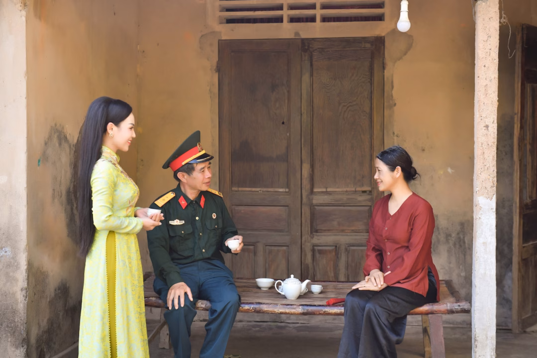 MV kể câu chuyện xúc động về hành trình trở lại chiến trường xưa. Ảnh: Bình Quách