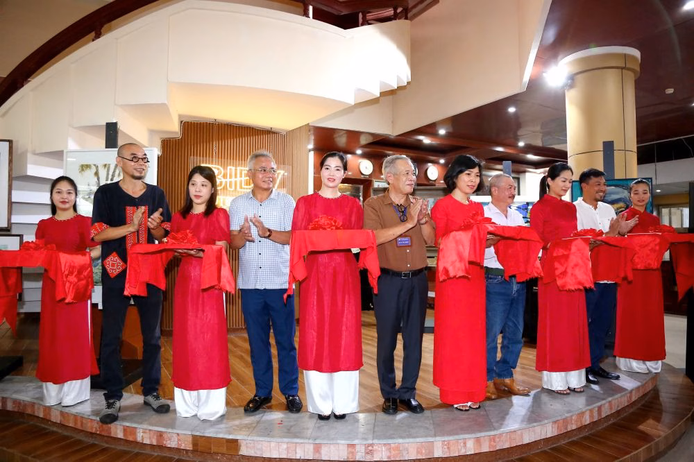 Các đại biểu cắt băng khai mạc