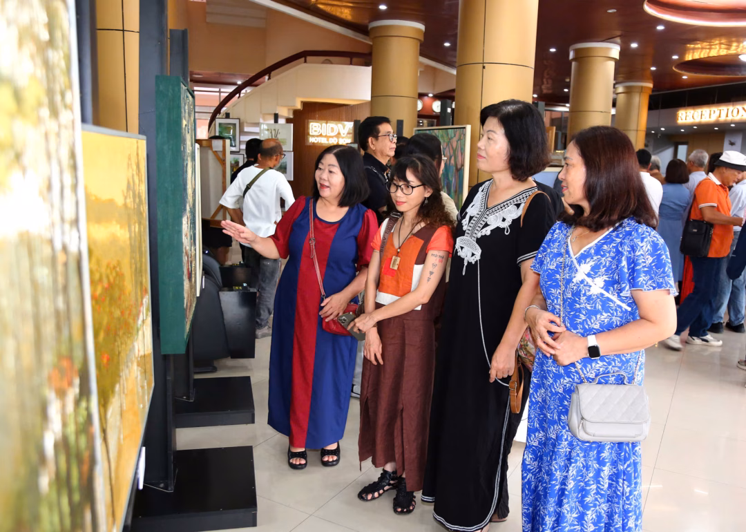 Các đại biểu tham quan triển lãm