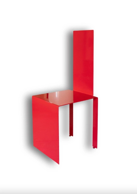 
 Đề tài quen thuộc khác trong sự nghiệp của Lê Thiết Cương là ghế. Tháng 9/2019, ông tổ chức triển lãm  Chuyện ghế , với 30 tác phẩm do ông thiết kế trong 18 năm, mang tinh thần truyền thống kết hợp hiện đại. Hầu như mỗi chiếc chỉ có một màu, hình khối không cầu kỳ. Tác phẩm điêu khắc trong hình   được làm bằng sắt hàn, có màu đỏ rực, được liên kết từ những hình khối không cân bằng. 
 Họa sĩ từng nói: '' Trong kiến trúc và đặc biệt kiến trúc hiện đại, ghế không chỉ để ngồi. Nó là một yếu tố trang trí, song hành cùng kiến trúc. Không nên bó hẹp ghế trong nghĩa đen của nó''. Lê Thiết Cương đặt tác phẩm giữa lằn ranh của giá trị sử dụng và nghệ thuật, mỗi người khi chiêm ngưỡng sẽ có những cảm nhận riêng.  
 