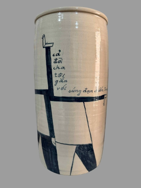 Một trong tác phẩm gốm cuối cùng của Lê Thiết Cương, hoàn thiện hôm 31/5. Trên thân bình, họa sĩ trích một câu trong truyện ngắn Tướng về hưu của nhà văn Nguyễn Huy Thiệp: ''Cả đời cha tôi gắn với súng đạn chiến tranh''. Năm 1985, ngày nào họa sĩ cũng đạp xe sang Bát Tràng. Nhờ đó, ông học được các công đoạn làm gốm, từ củi lửa, vuốt nặn, vào lò, ra lò, hình thành niềm yêu thích vật liệu. Họa sĩ từng cho rằng mỹ thuật của người Việt nằm trong gốm.