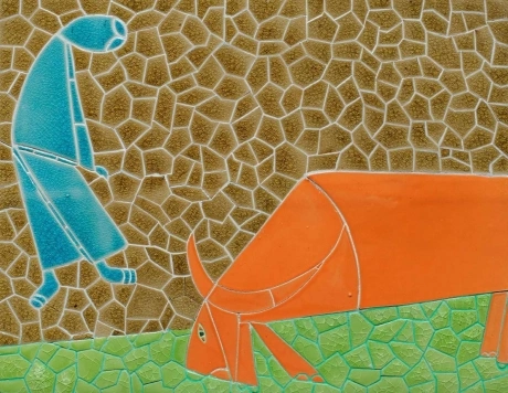 Chăn trâu - tranh gốm ghép của Lê Thiết Cương. Các mảnh gốm được họa sĩ ghép tỉ mỉ, tối giản màu sắc, thể hiện một trong số đề tài ông yêu thích là văn hóa Việt, với hình ảnh nông dân, con trâu, cái liềm.