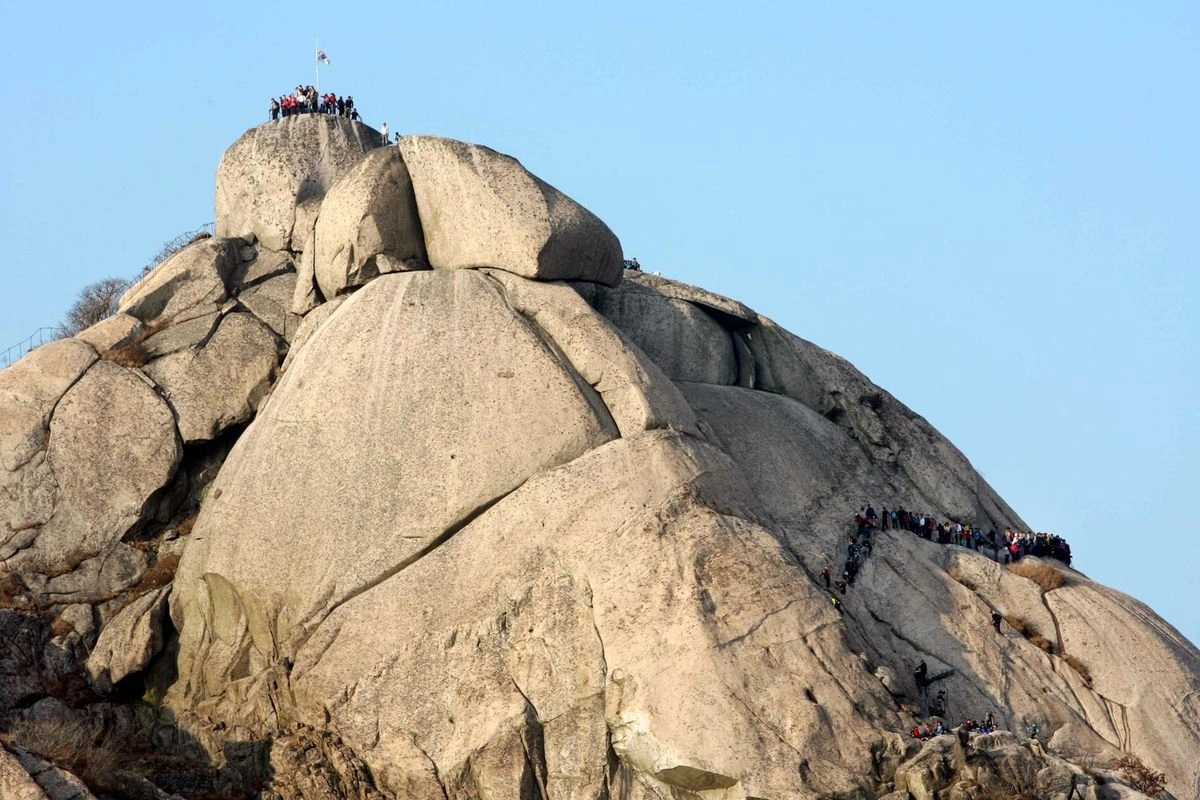Núi Bukhan ở Seoul được đánh giá là dễ tiếp cận nhưng có địa hình hiểm trở. Nguồn: Korea Times