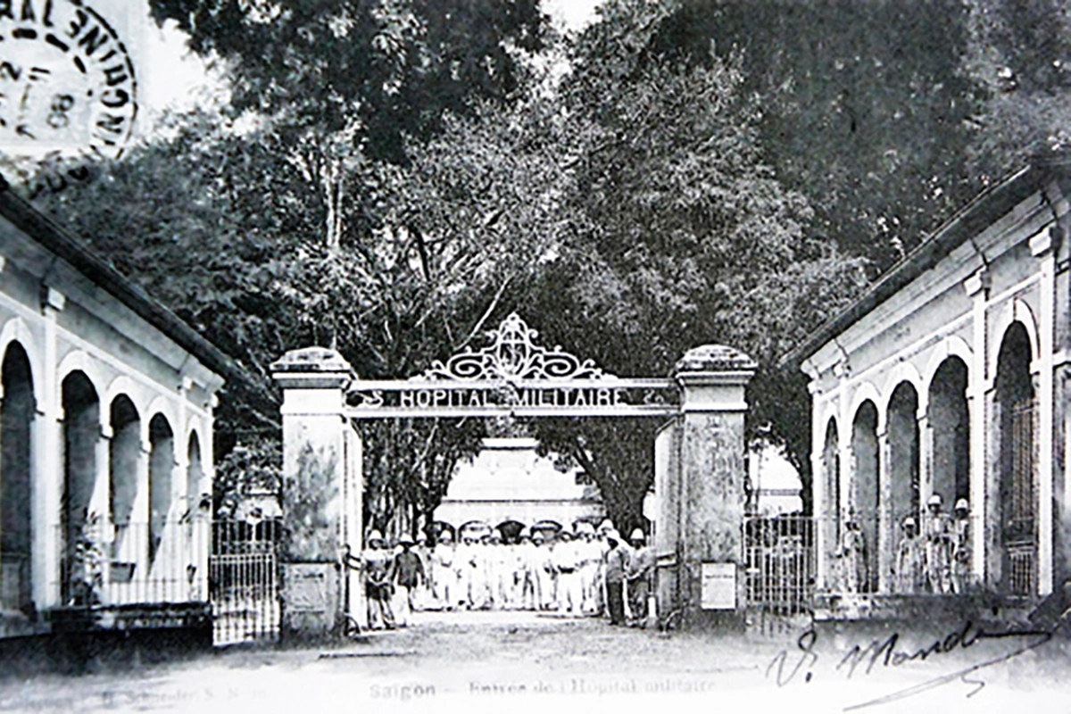 Cổng chính bệnh viện ngày nay trên đường Lý Tự Trọng, vẫn giữ nguyên kiến trúc thời Pháp so với ảnh chụp cuối thế kỷ 19.