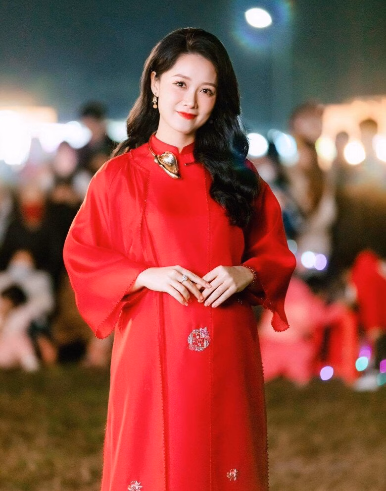 “BTV trẻ nhất Thời sự 19h” khoe dáng nuột nà sau sinh, U40 đứng cạnh nam thần Việt mà nhìn hệt nữ chính phim ngôn tình - 8