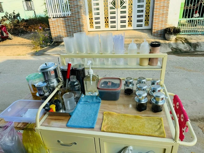 Quầy cà phê dạo của chị Thu Hòa thời gian qua. Ảnh: NVCC.