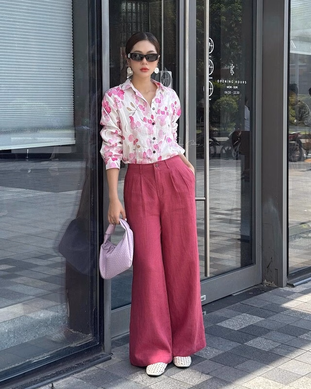 Mùa thu 2025: Phong cách rực rỡ với váy midi hoa nhí và màu sắc ấm nóng