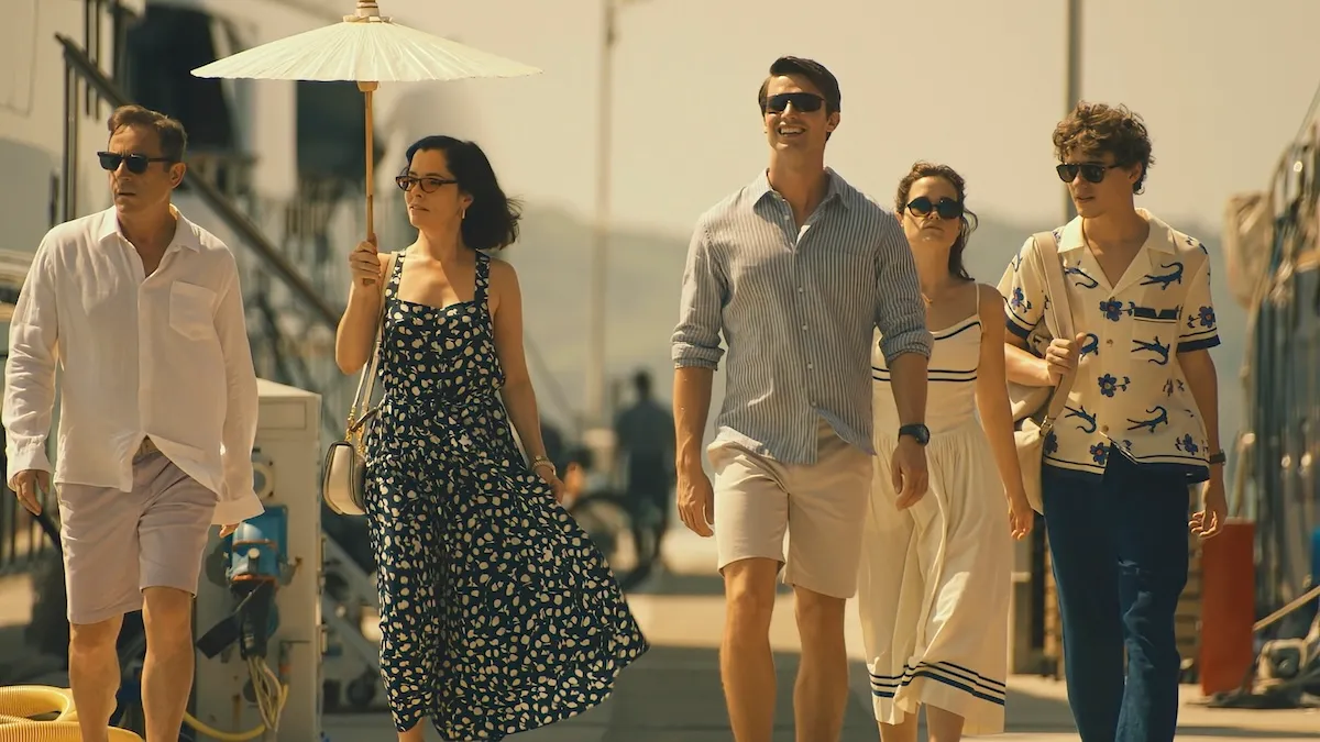 Parker Posey (second from left) carries a sunbrella in ‘The White Lotus.’ (Photo: Fabio Lovino/HBO)