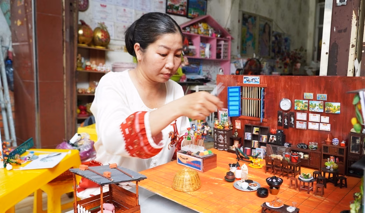 Chị Phúc kỳ công chăm chút cho căn nhà với đầy đủ vật dụng đơn sơ nhưng đầm ấm - Ảnh: THANH HUYỀN