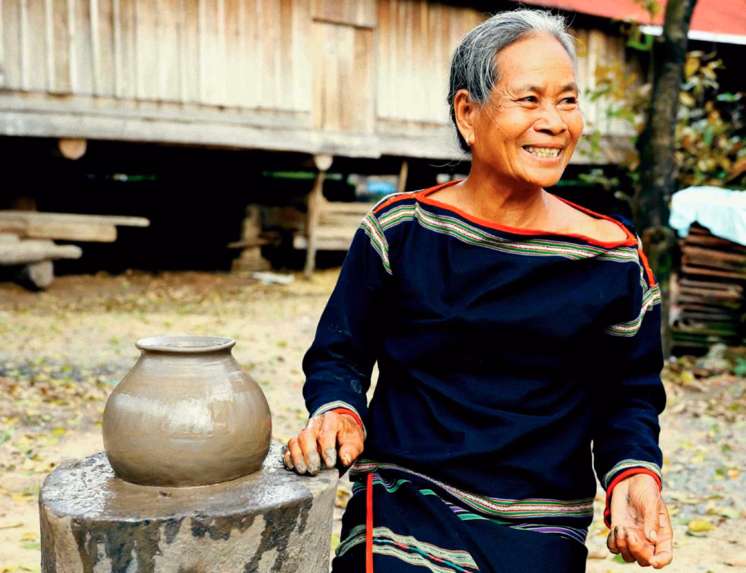 Nghề gốm truyền thống của người M’nông Rlăm tại buôn Dơng Bắk đã chính thức được Bộ Văn hóa, Thể thao và Du lịch công nhận là Di sản văn hóa phi vật thể quốc gia vào cuối năm 2024. Ảnh: Tiêu Dao