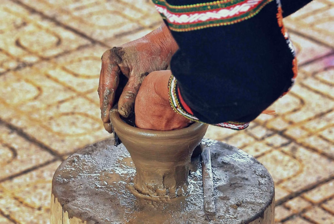 Gốm truyền thống của người M’nông Rlăm không sử dụng bàn xoay mà được tạo dáng hoàn toàn bằng tay. Ảnh: Tiêu Dao