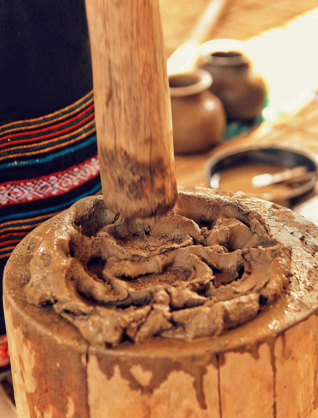 Để làm gốm, người M’nông Rlăm phải biết cách “nuôi đất” và “trích đất” – những khái niệm gắn liền với cả kỹ thuật và tín ngưỡng. Ảnh: Tiêu Dao