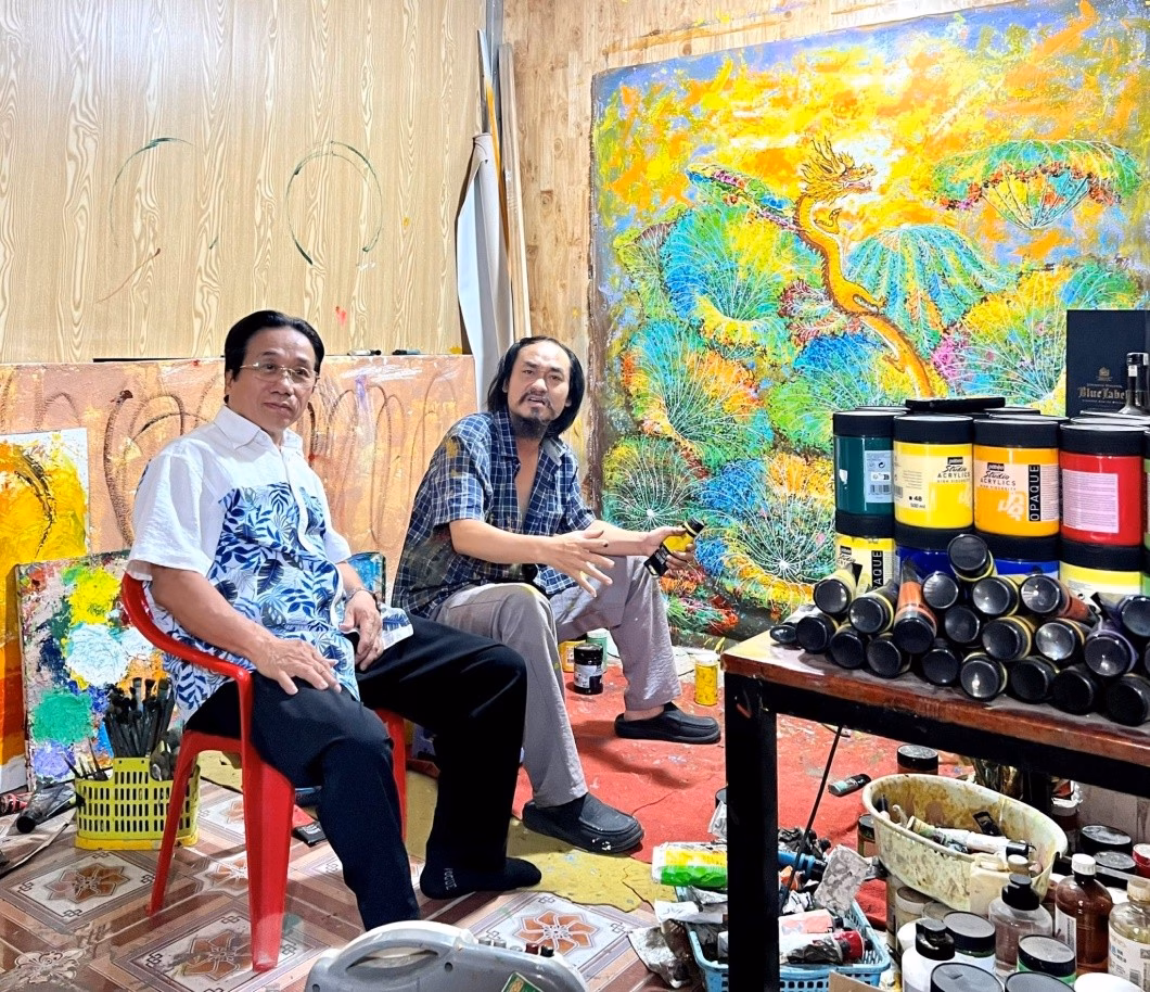 Nghệ sĩ dị biệt và những tác phẩm độc đáo trong nghĩa địa hoang Một góc sáng tác của họa sĩ Đoàn Nguyên