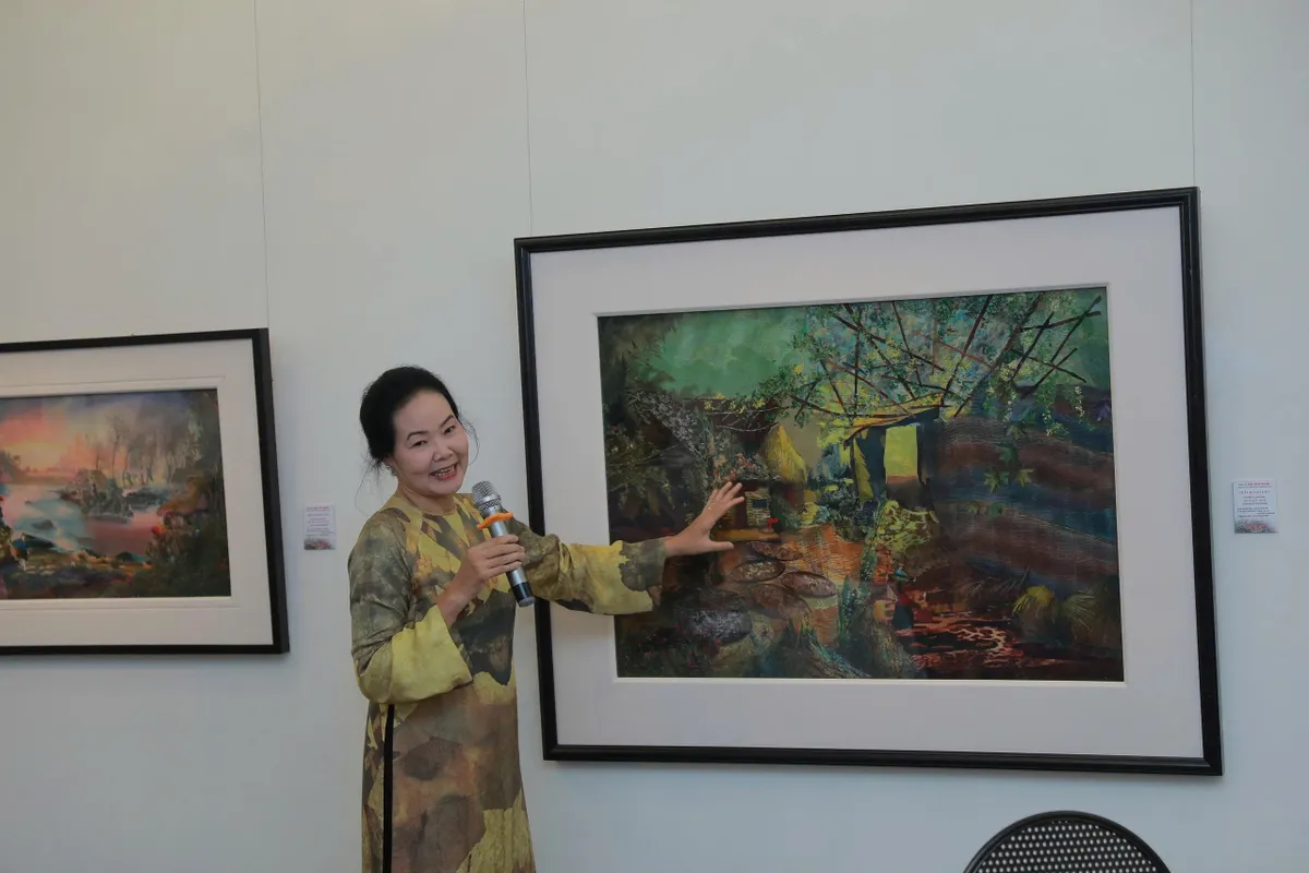 Nghệ thuật Việt Nam lên tiếng tại Bảo tàng Mỹ thuật Họa sĩ giới thiệu tác phẩm hội họa sáng tạo từ chất liệu vải. (Ảnh: Thu Hương)