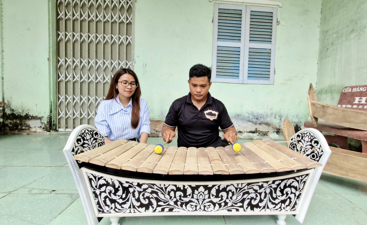 Anh Lý Minh Tâm biểu diễn trên nhạc cụ do mình tự làm