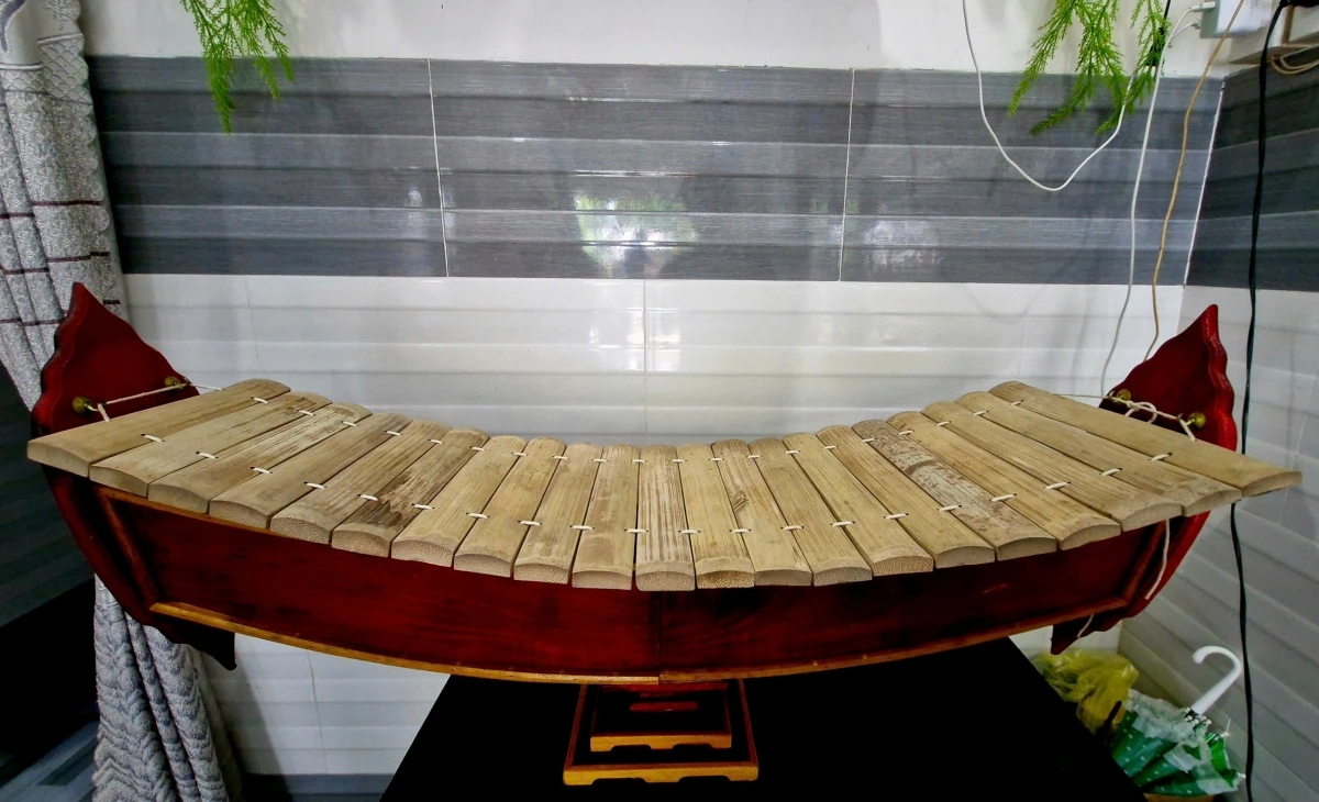 Nhạc cụ Rôneat Thung do anh Tâm tự làm.