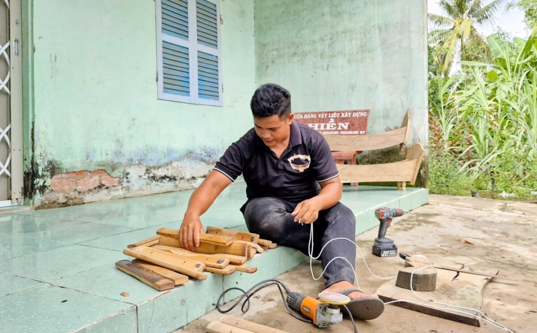 Người đàn ông Khmer tự chế tác nhạc cụ truyền thống để lan tỏa bản sắc dân tộc