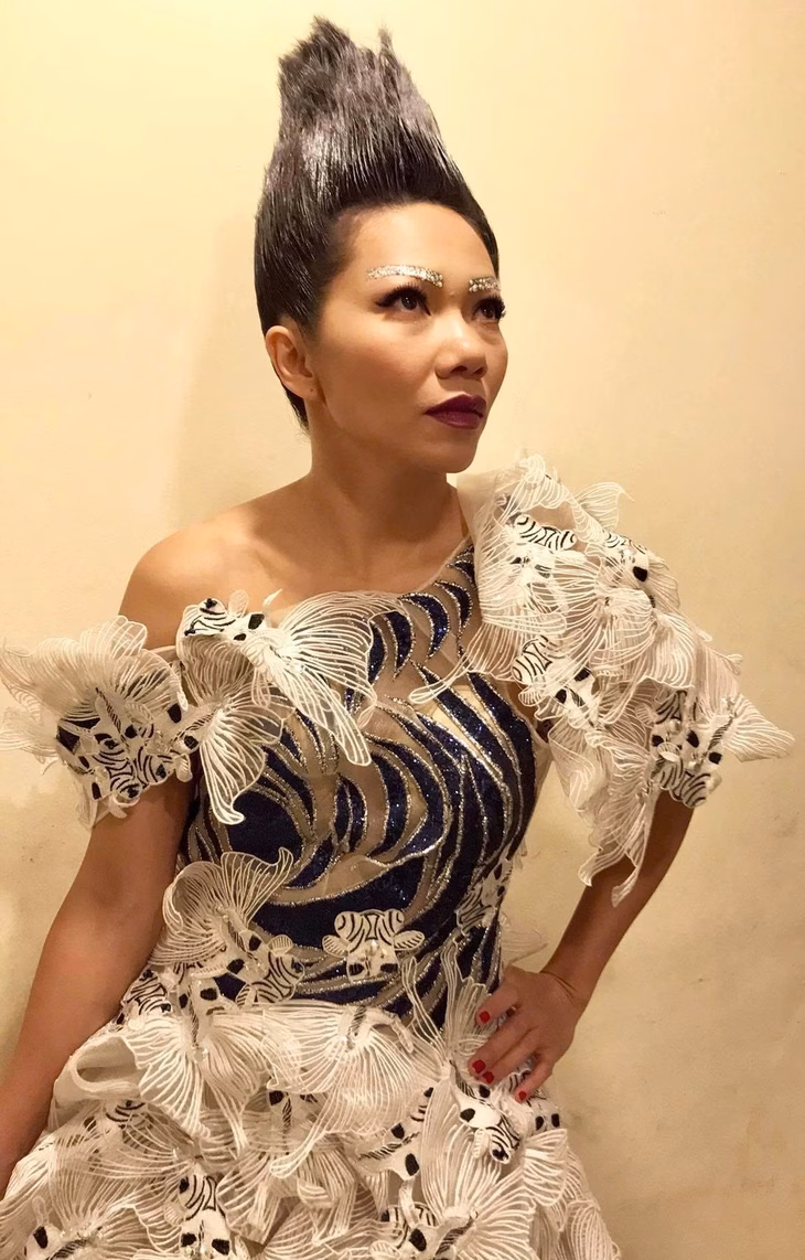 Hà Trần như một “phượng hoàng lửa” khi hát Mùa hè đẹp nhất của Đức Huy - Ảnh: FBNV