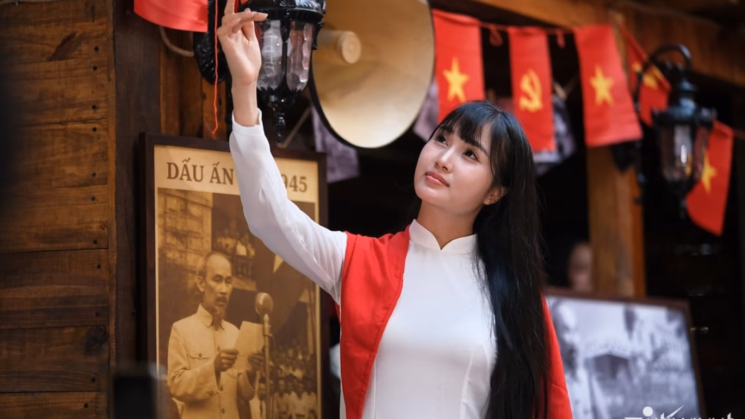 Nhận diện văn hóa trong không gian số Quán cà phê Hà Nội rực sắc đỏ hút khách tới chụp ảnh nhân dịp 80 năm Quốc khánh