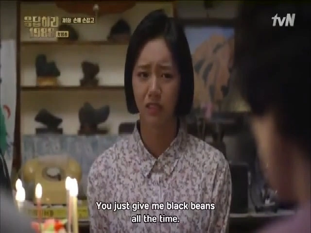 Cảnh đón sinh nhật của chị cả Sung Bo Ra trong "Reply 1988". Video: tvN