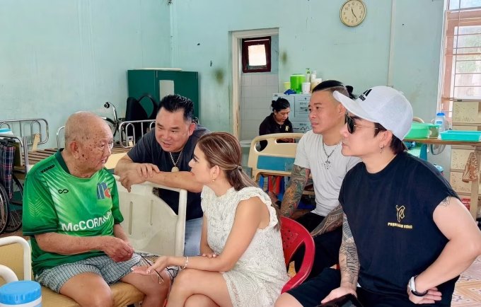 Phạm Thanh Thảo thăm nghệ sĩ gạo cội tại viện dưỡng lão Nghệ sĩ Mạc Can trò chuyện với Phạm Thanh Thảo, Phạm Khánh Hưng.