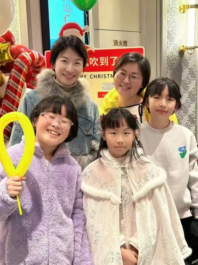 Phí Viễn (đứng, hàng sau, bên phải), Chu Đan Vũ luôn cố gắng dành tình yêu thương, cho các con được sống đủ đầy.