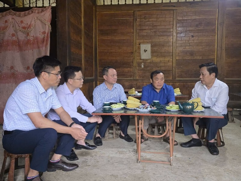 Phó Chủ nhiệm UBKT Trung ương thăm, tặng quà gia đình liệt sĩ ở Hà Giang