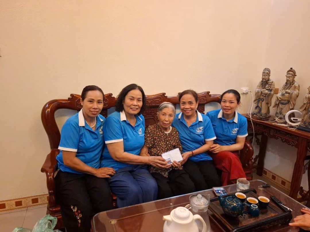 Hội Liên hiệp phụ nữ xã Gia Lâm và các chi hội thôn, tổ dân phố của xã tổ chức thăm, tặng quà gia đình chính sách nhân dịp kỷ niệm Ngày Thương binh - Liệt sĩ 27-7. Ảnh: Hoàng Anh