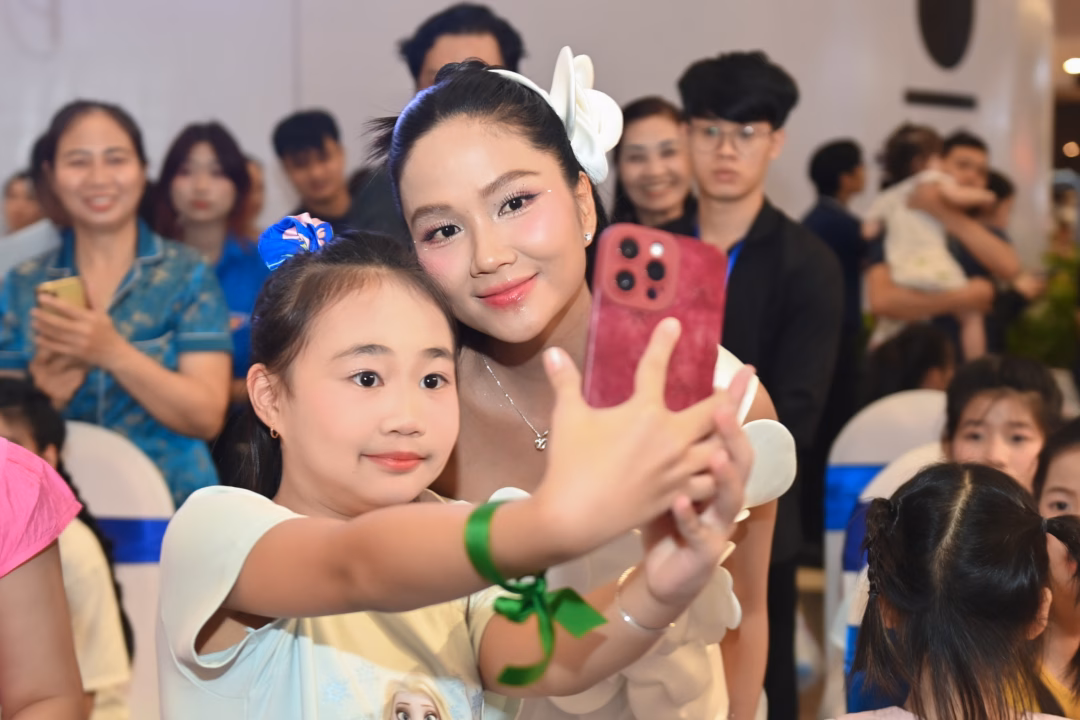 PNJ tổ chức ngày hội Giấc Mơ Lọ Lem, giúp 100 bé gái yếu thế tỏa sáng 18g30, hoa hậu H'Hen Niê - Đại sứ dự án có mặt tại sự kiện. Dù đang trong thai kỳ, cô vẫn dành thời gian đồng hành xuyên suốt 6 ngày hội trên toàn quốc, luôn có mặt sớm, ân cần chia sẻ và lan tỏa thông điệp tích cực đến các em