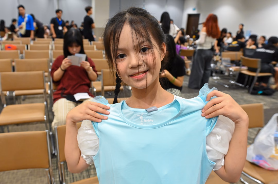 PNJ tổ chức ngày hội Giấc Mơ Lọ Lem, giúp 100 bé gái yếu thế tỏa sáng Bé Nguyễn Thị Hoa (10 tuổi, phường Dương Nội, Hà Nội) cười rạng rỡ khi được tham gia ngày hội Giấc Mơ Lọ Lem