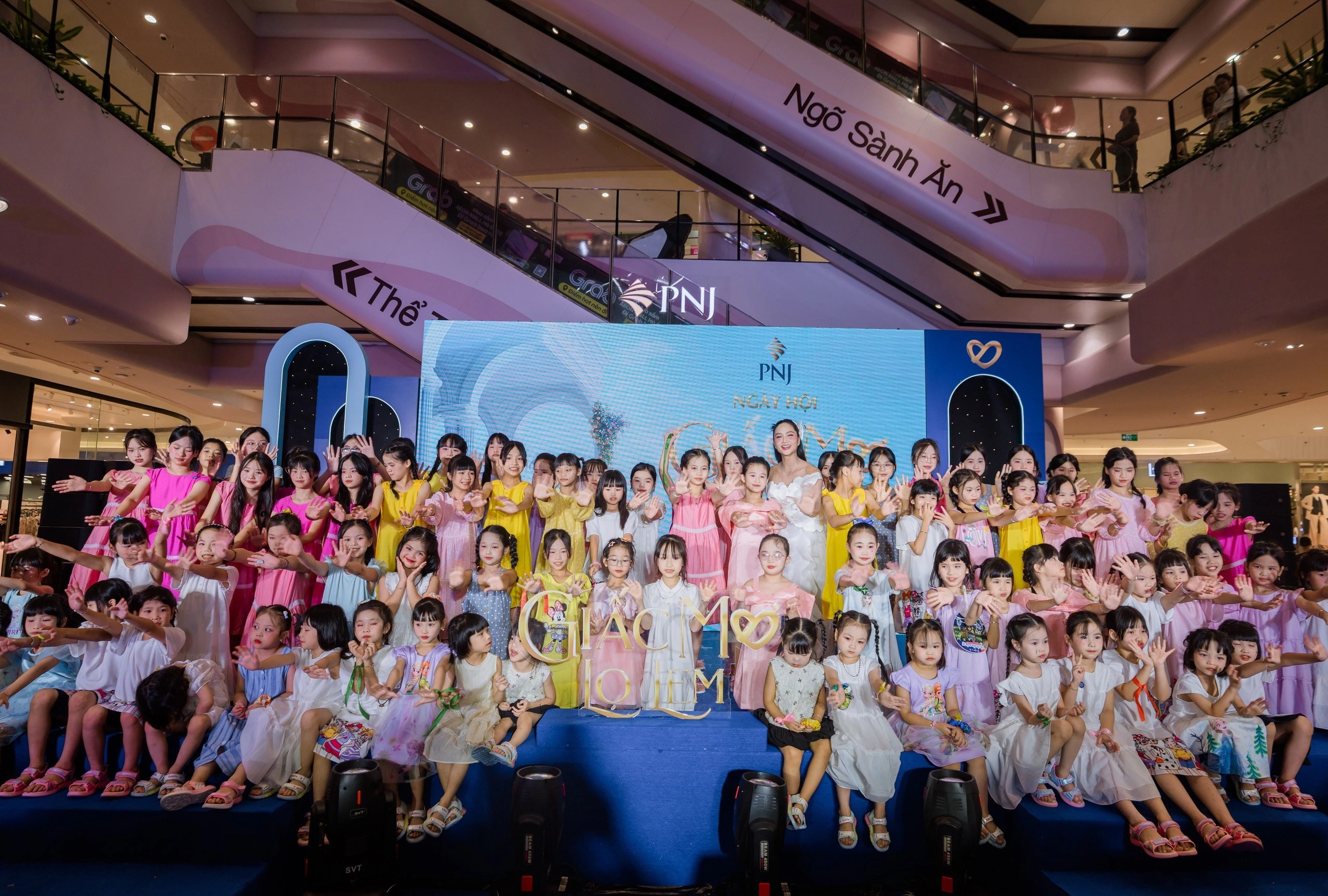 PNJ tổ chức ngày hội Giấc Mơ Lọ Lem, giúp 100 bé gái yếu thế tỏa sáng Tính đến thời điểm hiện tại, dự án đã chạm đến hàng chục ngàn lượt người tham gia trên toàn quốc, trong đó có 600 bé gái có hoàn cảnh đặc biệt được trực tiếp hỗ trợ, chăm sóc và truyền cảm hứng