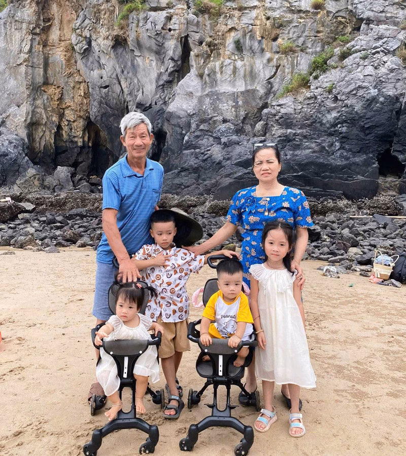 Bố mẹ chồng chị Hải bên 4 người cháu nội