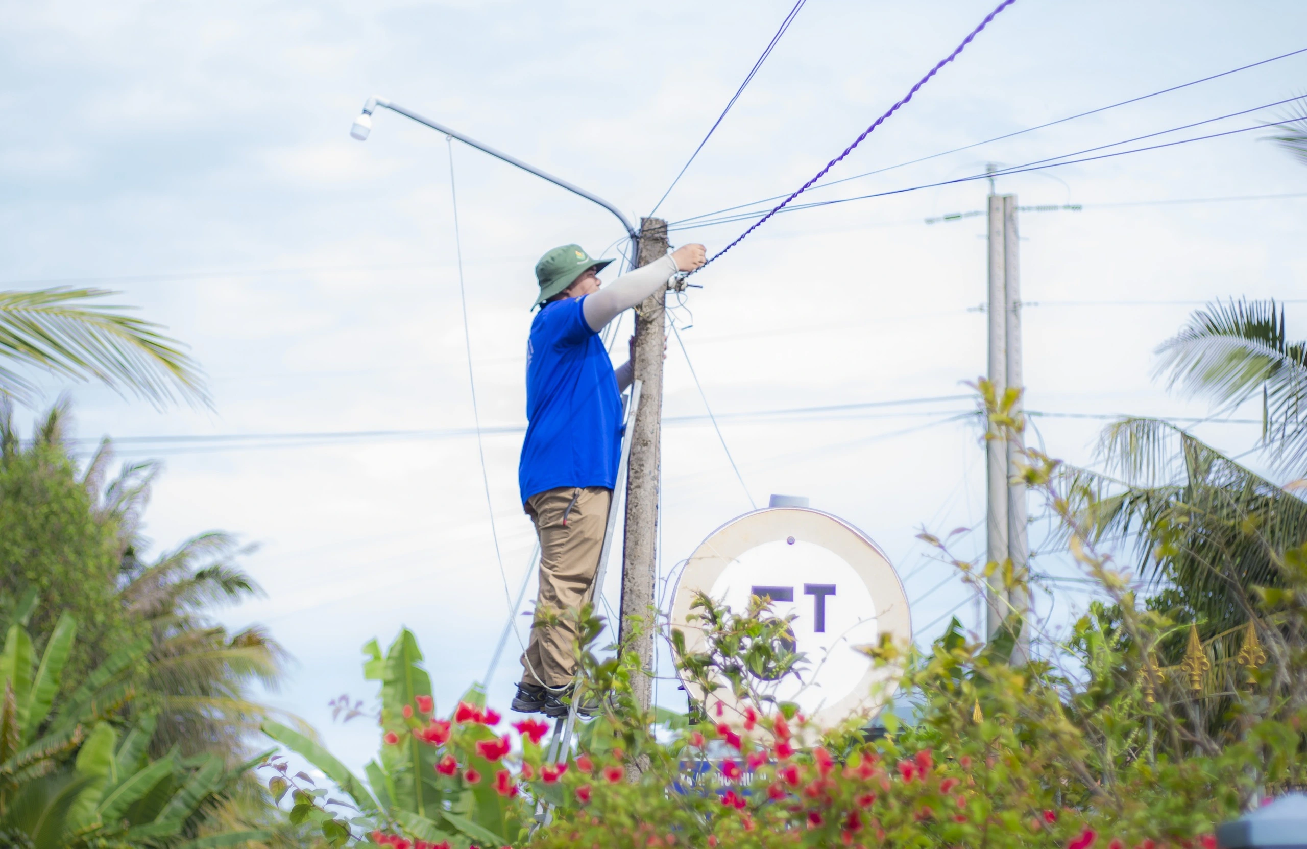 Kéo và cố định dây lên trụ điện