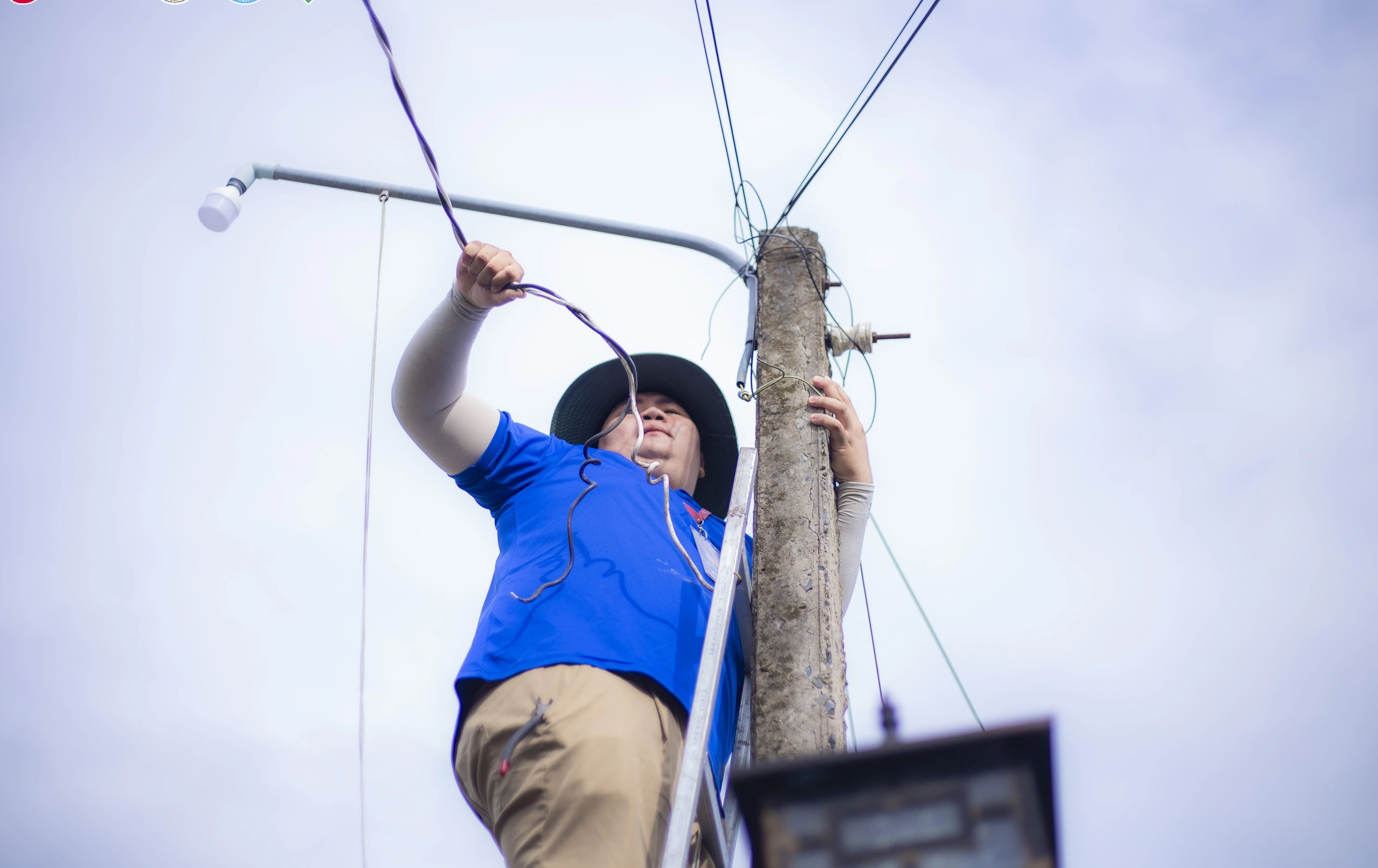 Kéo và cố định dây lên trụ điện