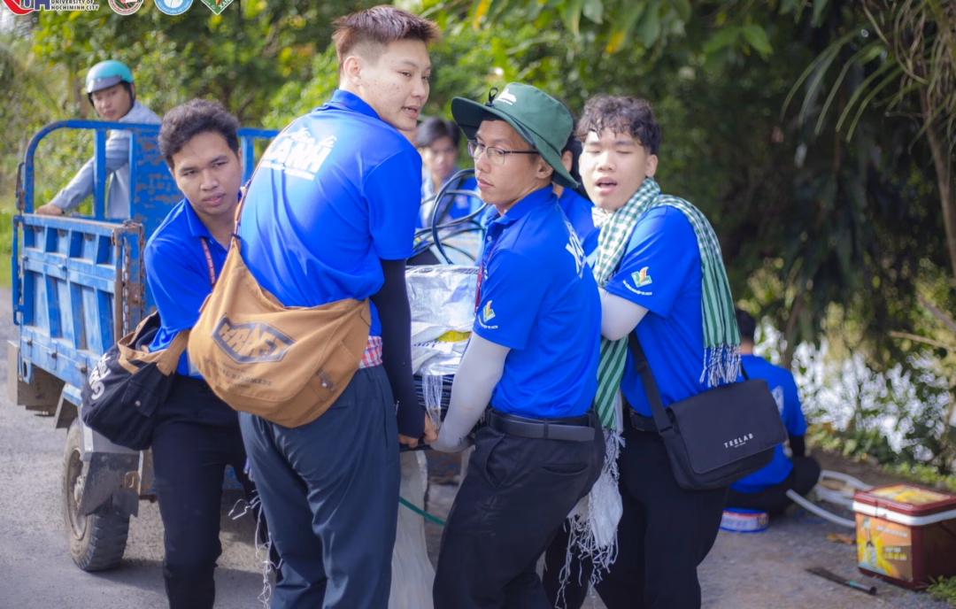 Sinh viên trường đại học góp công xây đắp cuộc sống xanh ở địa phương