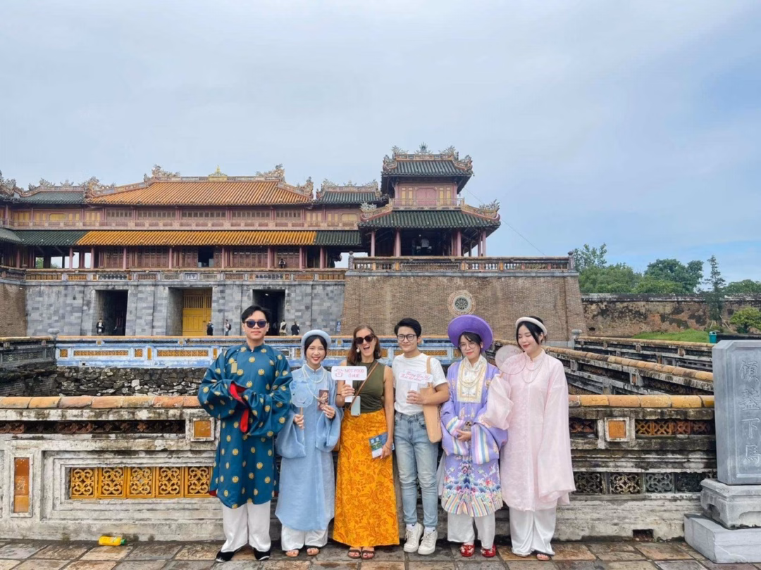 Số hóa 3D ẩm thực Huế – Làm sống động kinh đô gastronomy Du khách quốc tế trải nghiệm Chatbot O Thực và lắng nghe chia sẻ về ẩm thực Huế từ đội ngũ dự án Một food ở Huế (Ảnh: Nhóm Teens Titan).