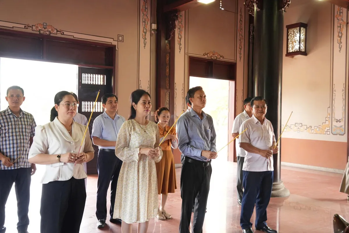 Đoàn công tác của Sở Văn hóa, Thể thao và Du lịch Tây Ninh dâng hương tại đền thờ Luật sư Nguyễn Hữu Thọ.