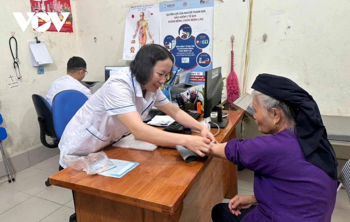 Bác sĩ Lã Diệu Thuần, Trạm trưởng Trạm Y tế xã Nghiên Loan thăm khám cho người dân