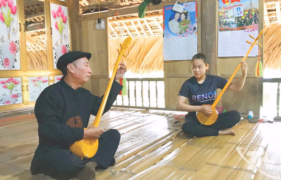 Truyền dạy đàn tính hát then cho lớp trẻ.