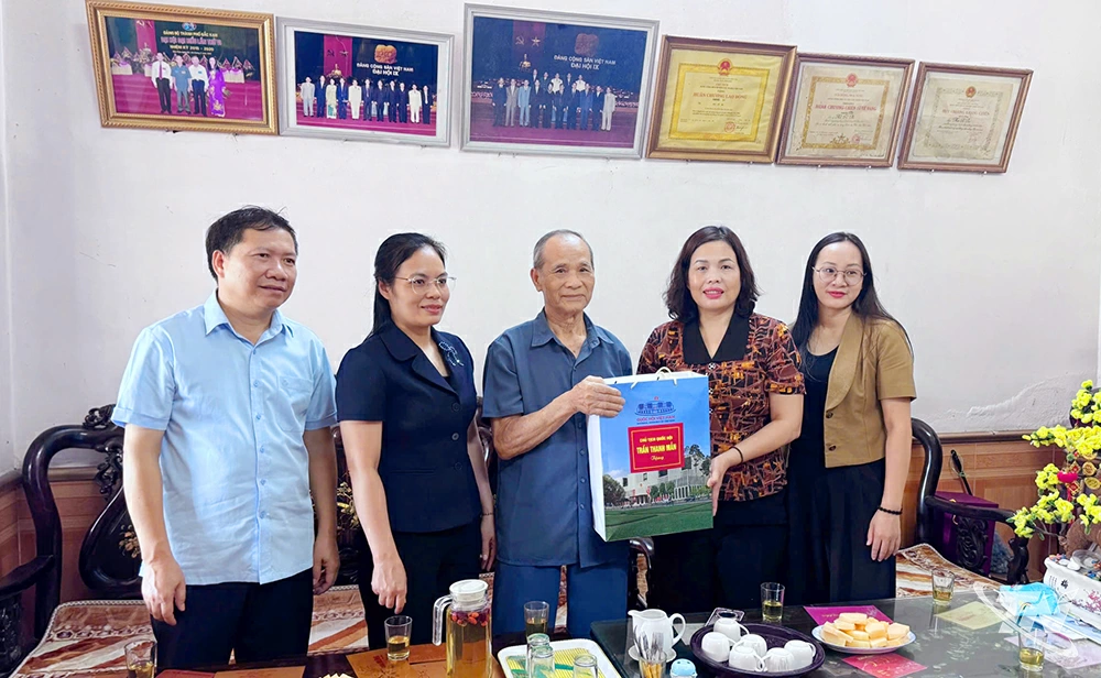 Đoàn công tác trao quà của Chủ tịch Quốc hội cho ông Hà Sỹ Bi, ở thôn Nà Ỏi, xã Phong Quang.