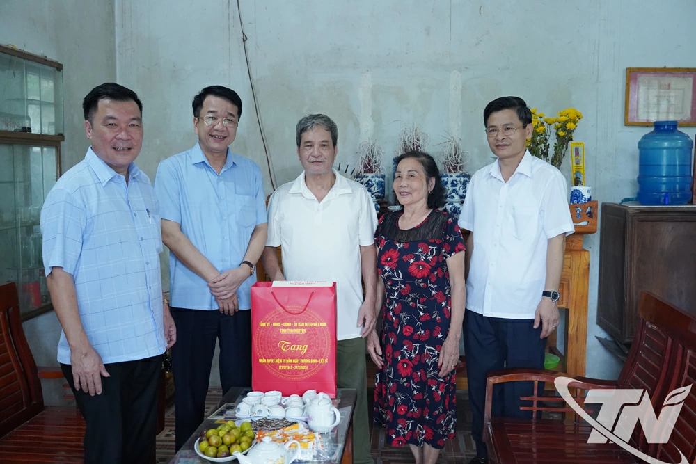 Đồng chí Phó Chủ tịch Thường trực UBND tỉnh Nguyễn Thanh Bình tặng quà gia đình ông Đinh Quang Hùng