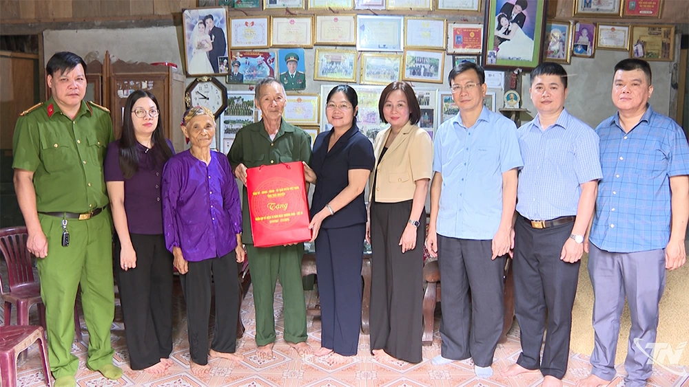 Đoàn công tác tặng quà ông Hoàng Văn Thủy, thôn Đoàn Kết, xã Côn Minh, là đối tượng bị nhiễm chất độc hóa học.