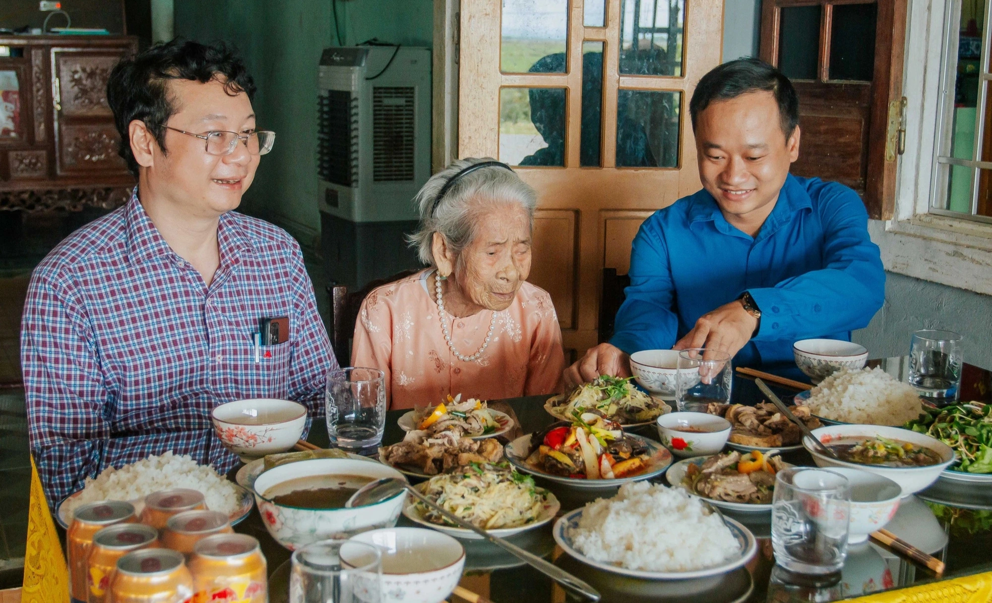 Bữa cơm đầy niềm vui và hạnh phúc với mẹ Đặng Thị Thỉ