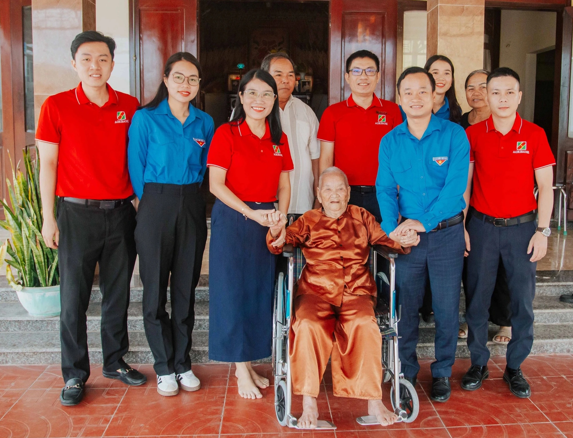 Tỉnh đoàn Quảng Trị phối hợp với Agribank chi nhánh Quảng Trị đến thăm Mẹ Việt Nam anh hùng Trần Thị Chánh