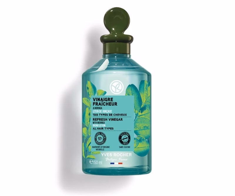 Yves Rocher Refresh Vinegar With Moringa Rinsing Lotion: Giấm xả tóc dầu chiết xuất chùm ngây giàu kẽm và vitamin A + E, cũng như các axit amin thanh lọc, hòa tan các cặn vôi và bụi bẩn trên tóc.